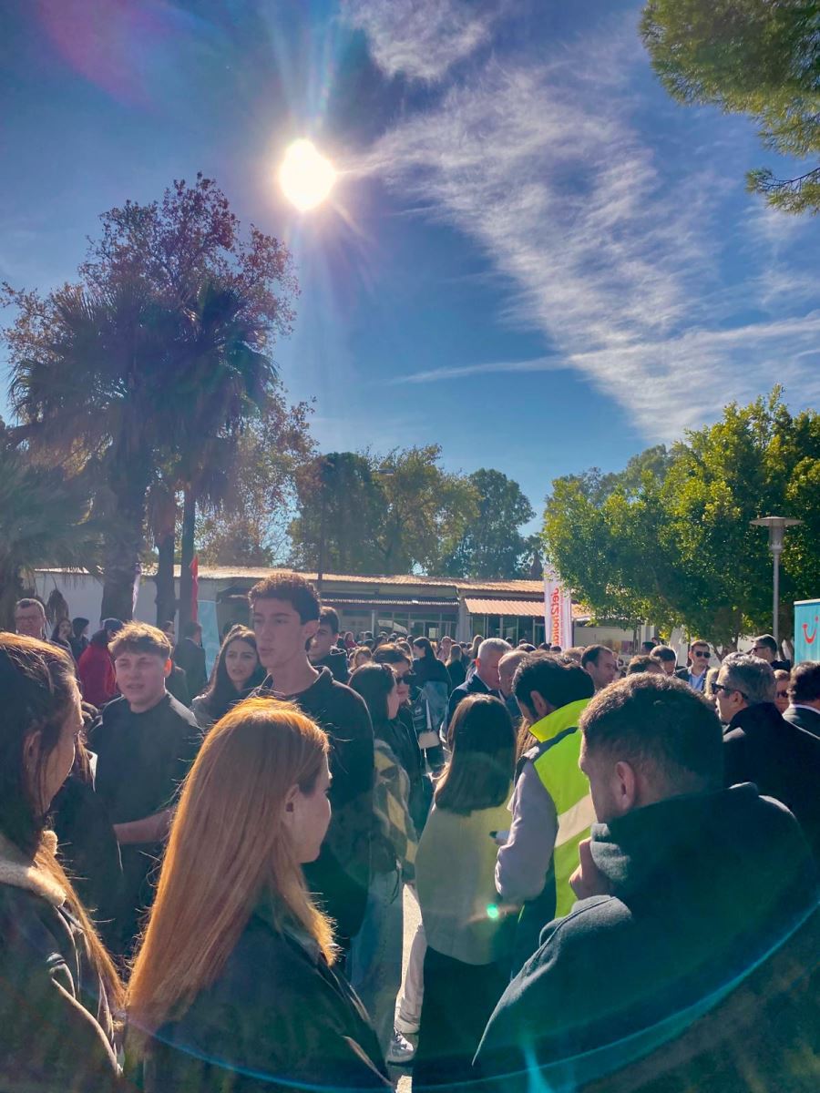 11 Aralık 2025 tarihinde Dalaman Meslek Yüksekokulu ile Dalaman Sivil Havacılık Yüksekokulu iş birliğinde düzenlenen 2. İstihdam Fuarı, Muğla Sıtkı Koçman Üniversitesi Dalaman Yerleşkesinde gerçekleştirilerek öğrenciler ve sektör temsilcilerini bir araya getirdi.  Havacılık, lojistik, dış ticaret ve muhasebe gibi farklı alanlarda faaliyet gösteren 30 firma, fuarda stant açarak öğrencilerle birebir görüşmeler yaptı. Öğrenciler, firmaların insan kaynakları yetkilileriyle tanışma, sektör beklentilerini öğrenme ve çeşitli kariyer fırsatlarını keşfetme imkânı bulmuştur. Bu kapsamda, etkinliğe THY, Tantur & TUI, Libero, Diana, MTS Globe, Jet2, Sancak, Unifree, YDA, Çelebi, Havaş, Fugo, Acarlar, Skytanking/Prime Flight Company, Ekol Lojistik, Önel Gümrük Müşavirliği, Alfa Grup Gümrük Müşavirliği, IGT Proje, SMMM Hüseyin Ertuğrul, SMMM Ceren Solakoğlu, SMMM Selen Solakoğlu Yılmaz, Paterna Group, Garenta, THK Ortaca, GSB Dalaman Gençlik Merkezi, KOSGEB, İŞKUR, TATCA (Türkiye Hava Trafik Kontrolörleri Derneği), Netlog Lojistik ve Vienna Life gibi sektörün önde gelen firmaları katılım sağlayarak öğrencilerimize geniş ve nitelikli bir kariyer yelpazesi sunmuştur.  Etkinlikte bazı firmalar, öğrencilerle birebir mülakat simülasyonları gerçekleştirerek mülakat sürecinde nelere dikkat etmeleri gerektiği, kendilerini nasıl daha etkili ifade edebilecekleri ve profesyonel bir görüşmeye nasıl hazırlanabilecekleri konusunda önemli geri bildirimler sunmuştur. Bu sayede öğrenciler, gerçek iş görüşmesi deneyimini önceden yaşayarak kariyer yolculuklarına güçlü bir adım atma fırsatı elde etmiştir.  Etkinliğe Dalaman Kaymakamı Mesut YAKUTA, çok sayıda firma temsilcisi ve yöneticileri de katılım sağladı. Katılımcılar tarafından sektörle üniversitenin buluşmasını sağlayan bu tür organizasyonların hem öğrenciler hem de iş dünyası açısından büyük önem taşıdığı vurgulanmıştır. Firma yöneticileri, istihdam fuarlarının süreklilik kazanmasının nitelikli iş gücüne ulaşmada önemli katkılar sunduğunu ifade etmişlerdir.  Dalaman Meslek Yüksekokulu Müdürü Doç. Dr. Ozan Kaya ve Dalaman Sivil Havacılık Yüksekokulu Müdürü Prof. Dr. Aytekin Fırat, fuarın her yıl daha da büyüyerek öğrencilerin kariyer planlamasına destek olmayı sürdüreceğini ifade etti. Öğrencilerin yoğun ilgi gösterdiği etkinlik, karşılıklı iş birliği fırsatlarının geliştirilmesi açısından verimli bir platform oluştururken, etkinlik sonunda Yüksekokul Müdürleri tarafından firma stantları ziyaret edilerek katılımcı firmalara teşekkür belgeleri takdim edilmiştir.